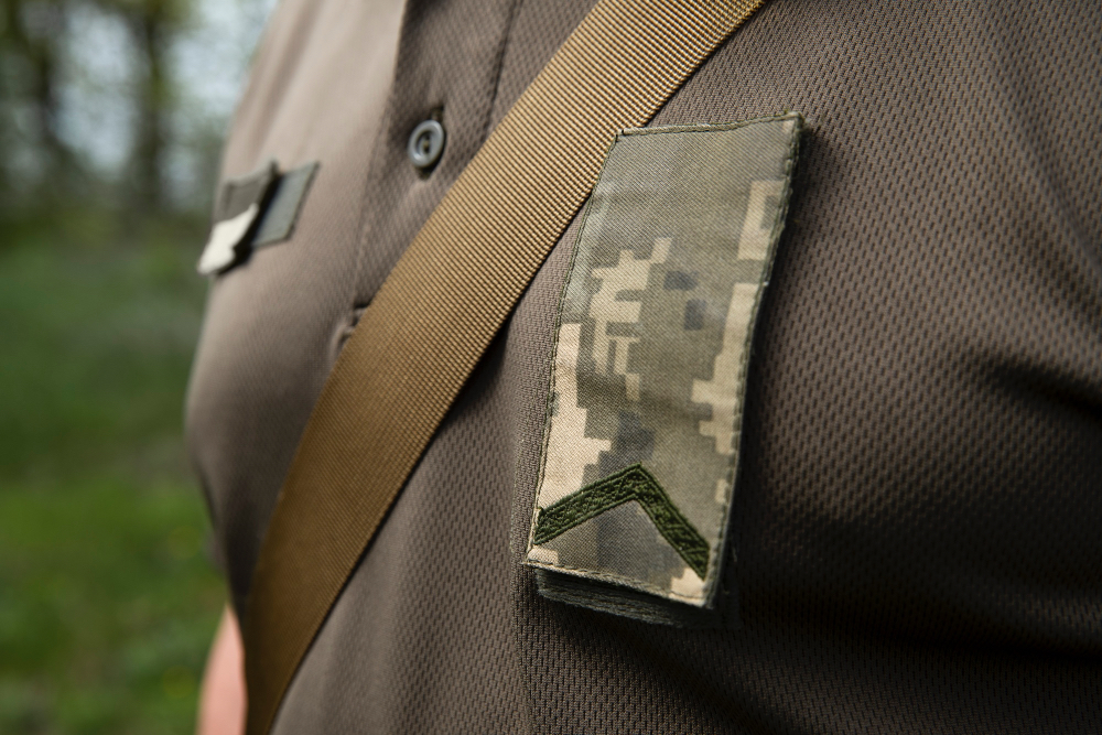 Jakie taktyki stosuje się w walkach nocnych i trudnych warunkach terenowych?